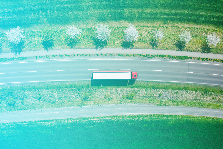 Lastwagen auf Straße Lastwagen auf Straße